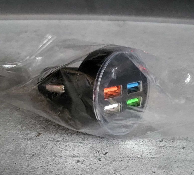 Зарядний пристрій в авто