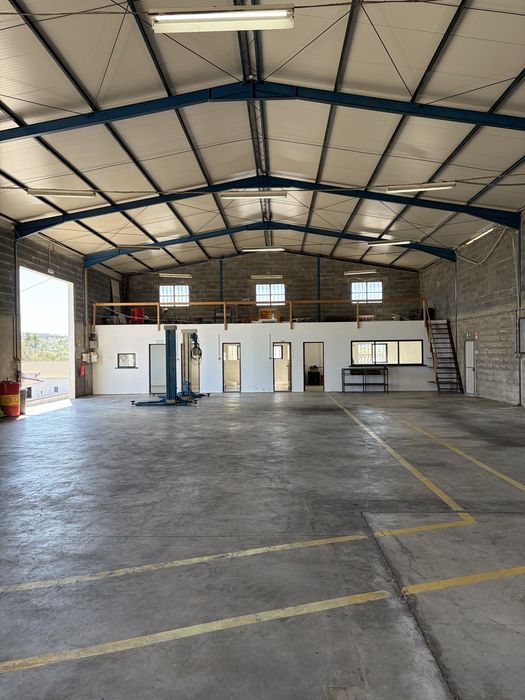 Armazém com Licença de Utilização para  comérçio, serviços e Industria