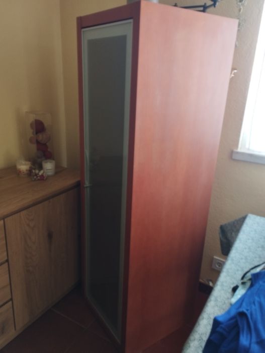 Vitrine com  3 prateleiras de vidro