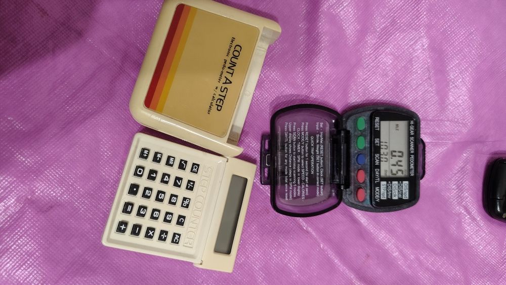 багатофункціональний крокомір Count A Step (Step Counter) із вбудованим повноцінним калькулятором.