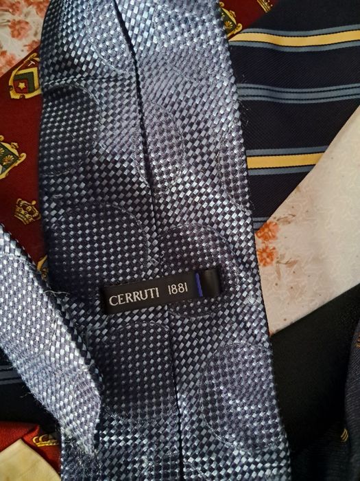 Vendo  várias  gravatas   .