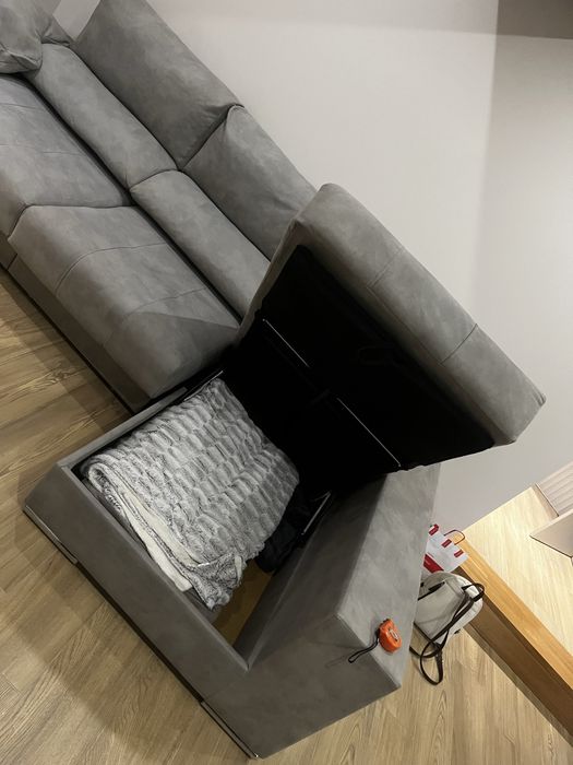Sofá sala de estar cinza com pufs