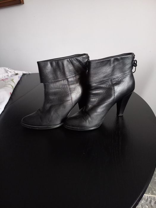 Botas elegantes em estado novo