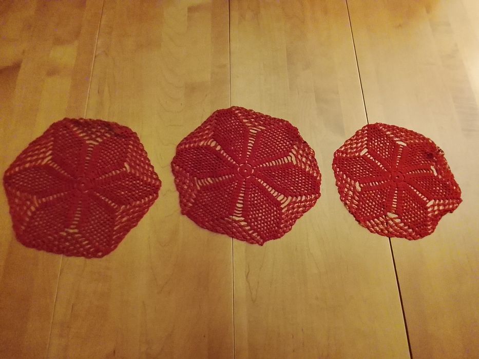 Conjunto de três naperons bordeaux em renda