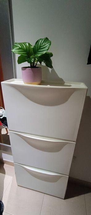 Sapateira ikea em bom estado.