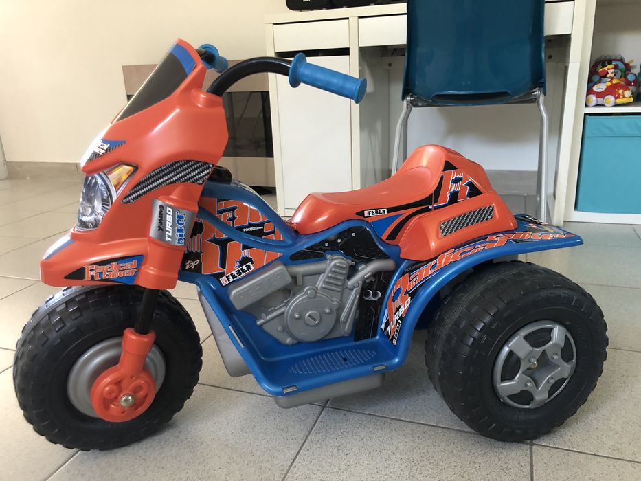 Moto 4 de criança a bateria. Bateria nova de 6v , com carregador.