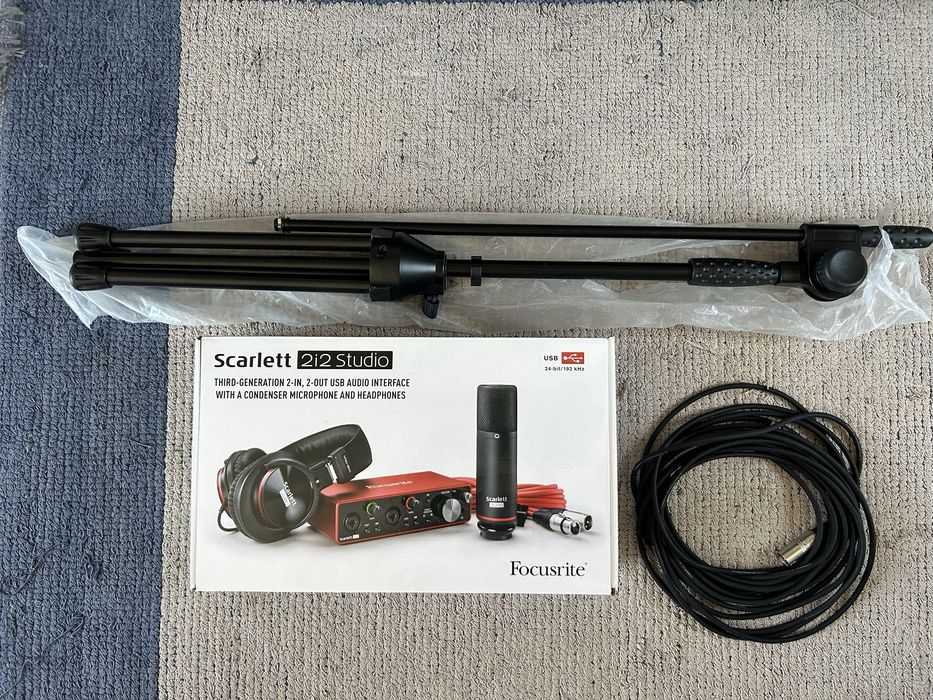 Focusrite Scarlett 2i2 Studio 3rd Gen + Tripé + Cabo XLR 10 m
