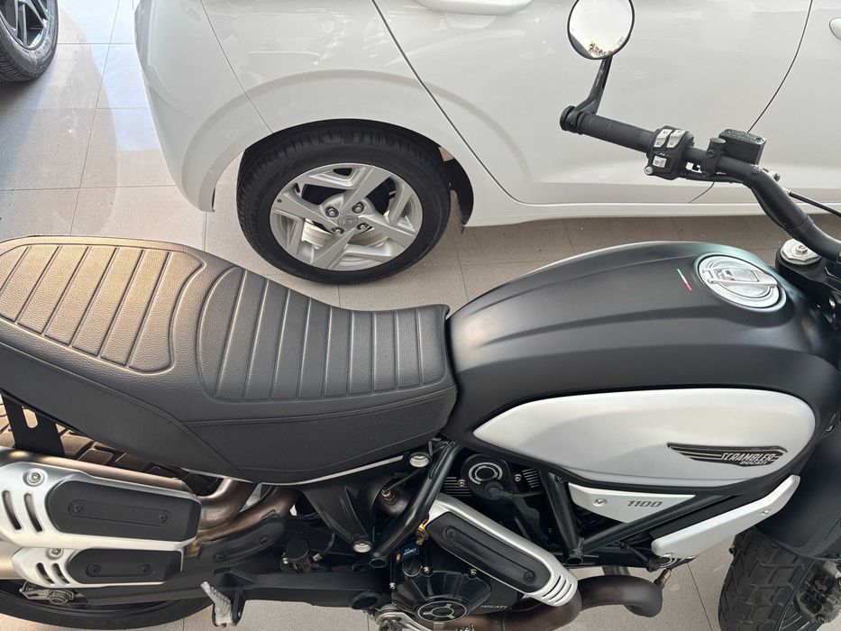 Motociclo Ducati Scrambler 1100 em excelente estado de conservação