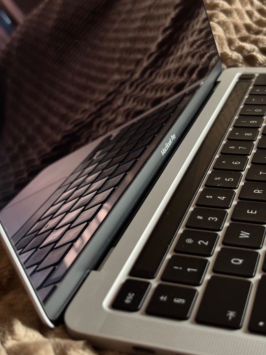 MacBook Pro 13" 2020 i5 8GB/256GB