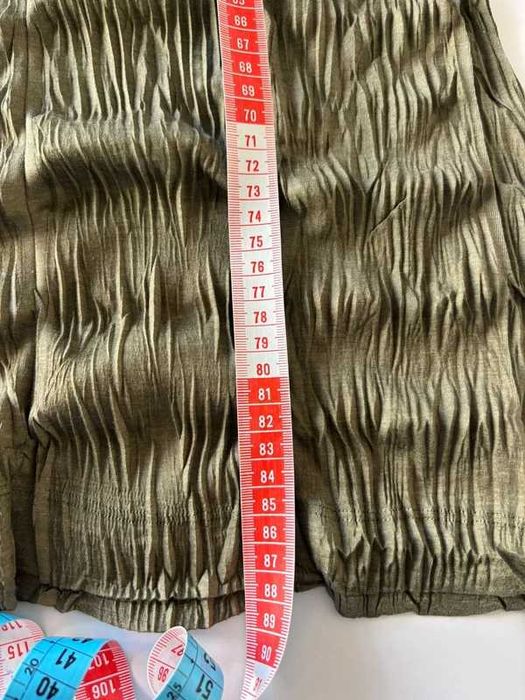 Vestido justo caqui efeito enrugado