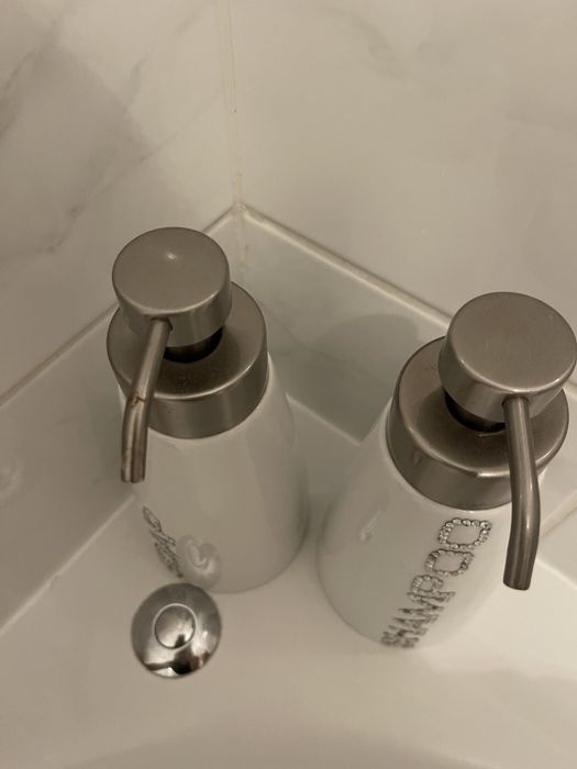 Conjunto- Dispensador de champô e gel de banho