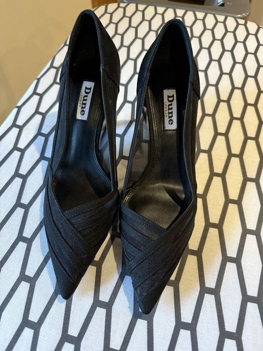 Sapatos novos com etiqueta