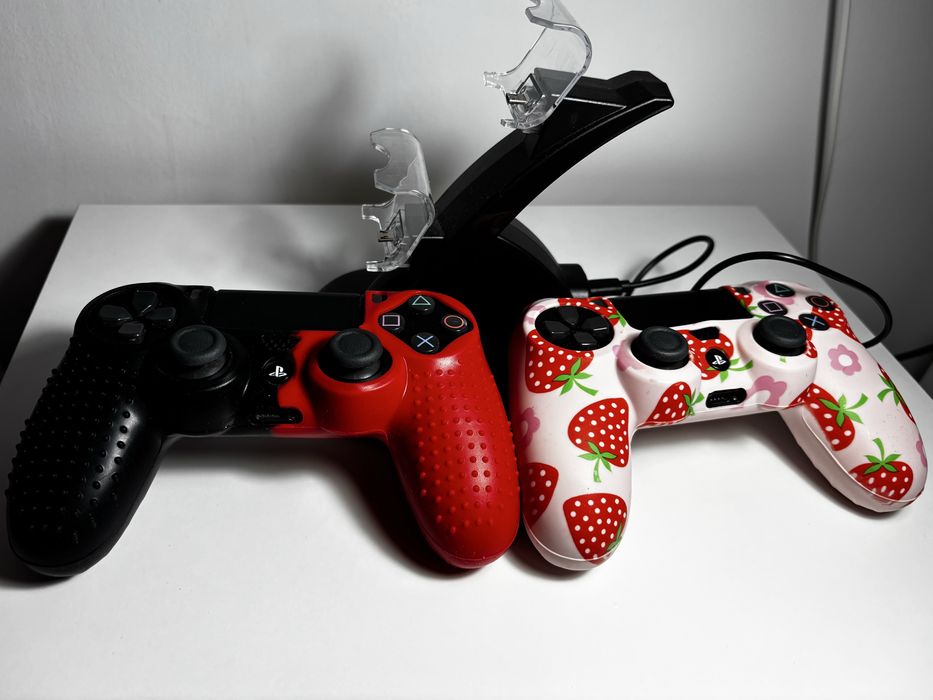 PlayStation 4 500GB + 2 oryginalne pady