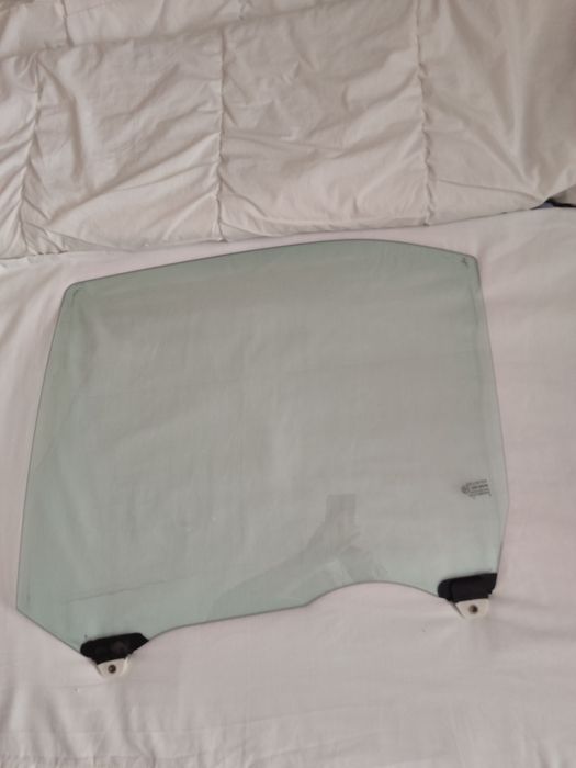 Стекло боковой двери заднее, левое Honda 2008 года