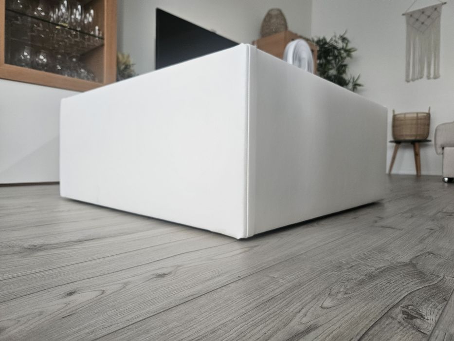 Mesa de centro quadrada com tampo em vidro fosco e estrutura branca