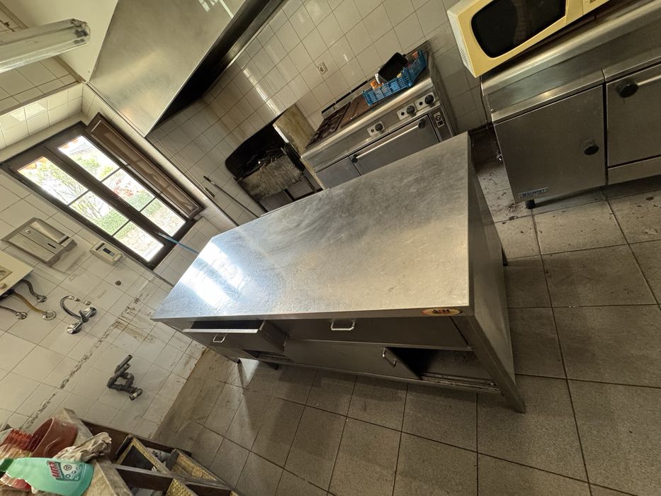 Bancada de inox c/ gavetas e portas deslizantes