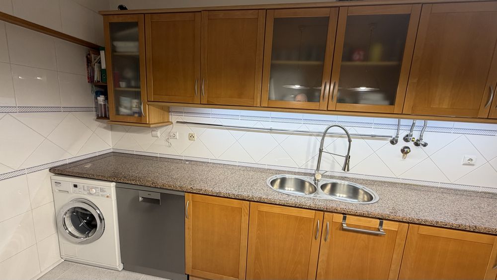 Cozinha completa em madeira + bancada granito (sem eletrodomésticos)