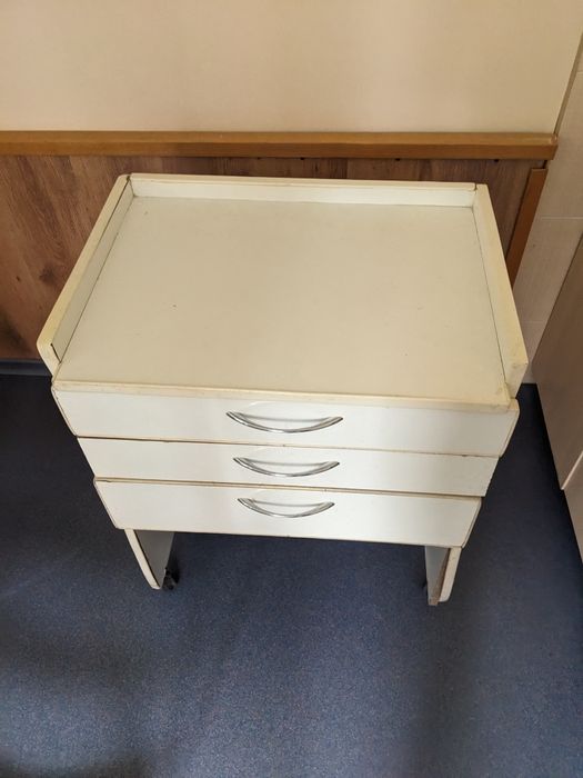 Тумбочки на коліщатках