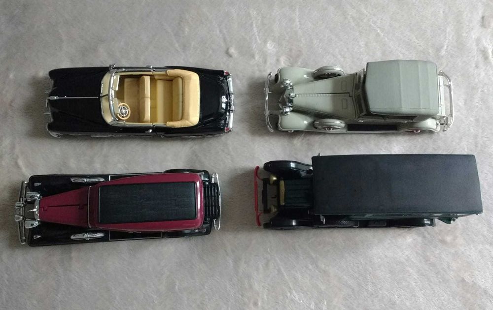 coleção de quatro miniaturas de automóveis antigos