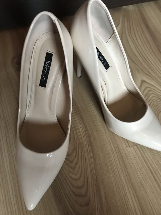 Szpilki beżowe Vices 39 Deezee