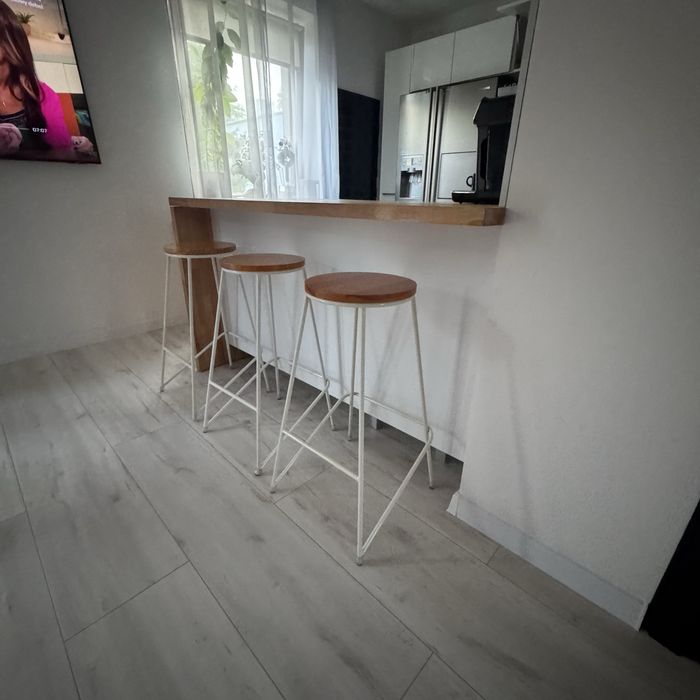 Komplet trzech hokerow / 3x hoker / loft / stal / biale / drewniane