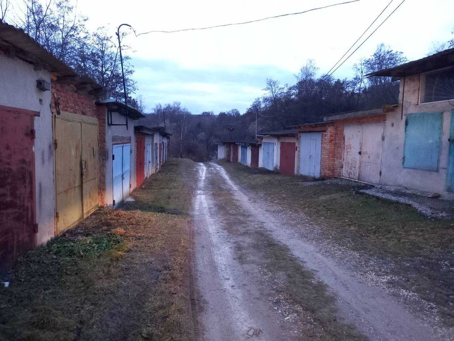 Продається гараж смт.Гусятин
