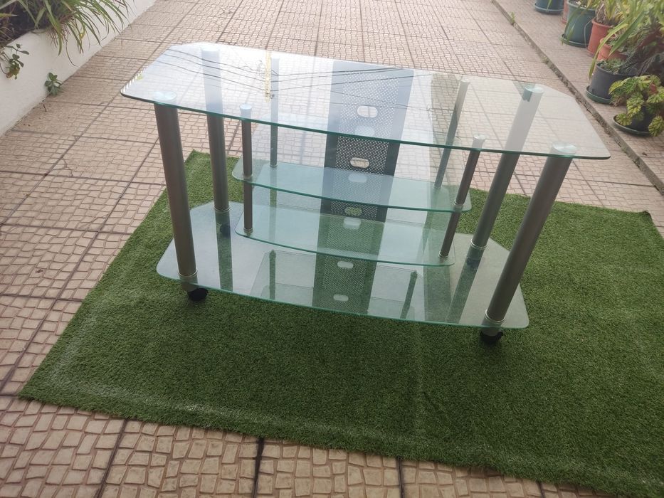 Mesa de TV em vidro de sala