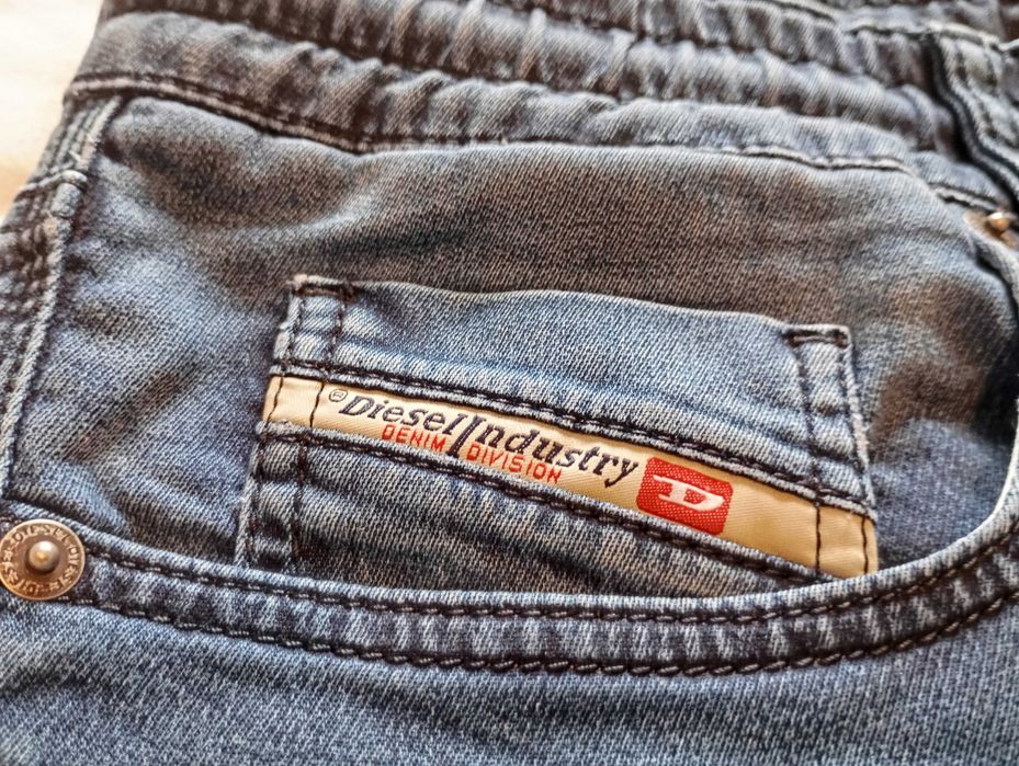 Spodnie joggery Diesel D-Strukt Jogg AO9732 068FB-01 (W-32, granatowe, długie, slim-carrot)