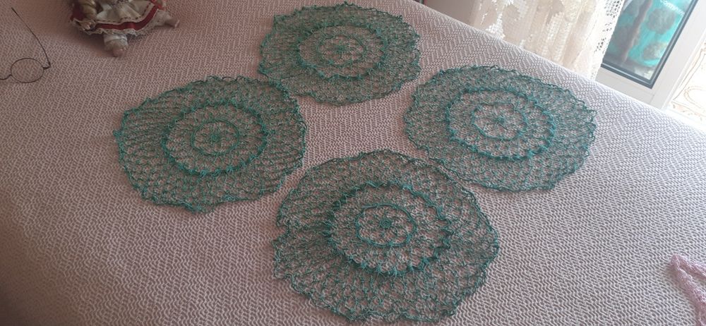 Quatro Belos Naperons e Entremeio Linhas Finas