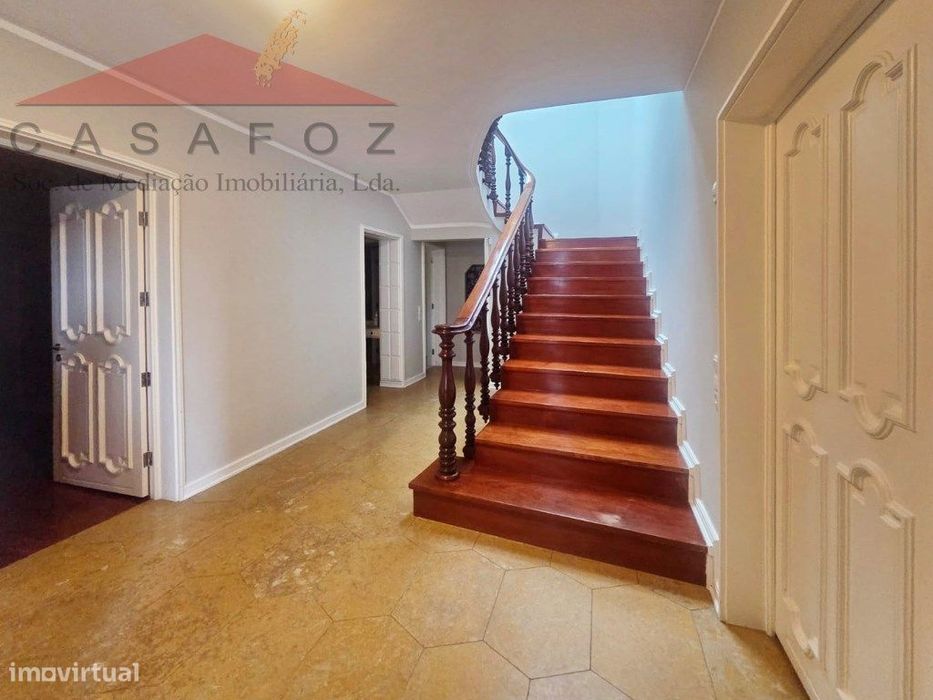 Constituição - Moradia T5 renovada de três frentes