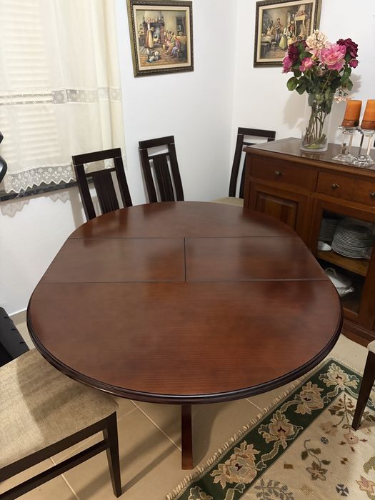 Mesa de madeira com 4 cadeiras estufadas