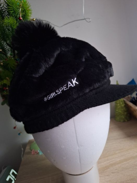 Śliczna damska czapka z daszkiem