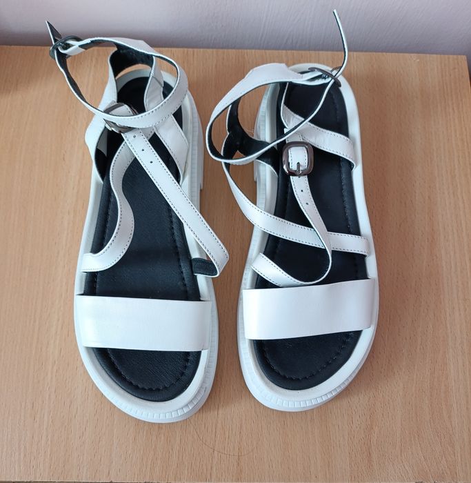 Кожаные босоножки белые