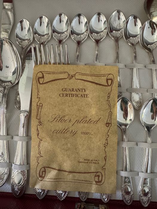 Conjunto de talheres posreados em estojo de viagem