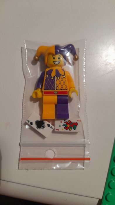 LEGO Castle seria 12 Minifigures Błazen Jester + podium LEGO 7953