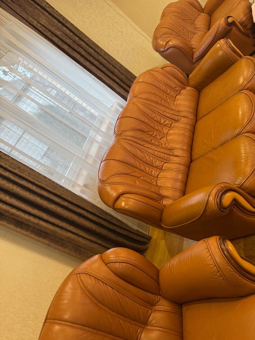 Шкіряні диван 2шт(більший ,менший,крісло)