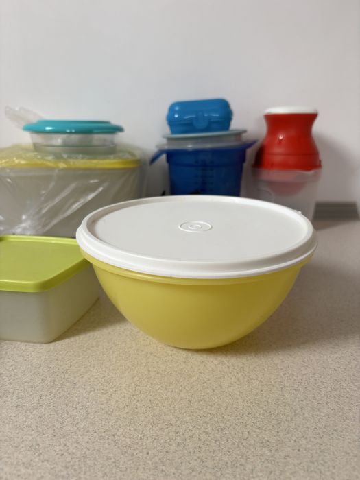 Tupperware miska zamykana z pokrywką do ciasta sałatki na kaszę ryż