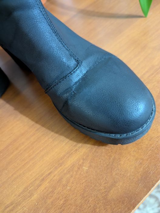 Продам женские ботинки