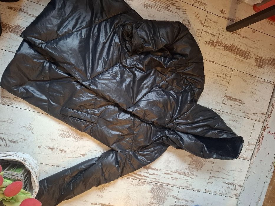 Czarny płaszcz pikowany 42