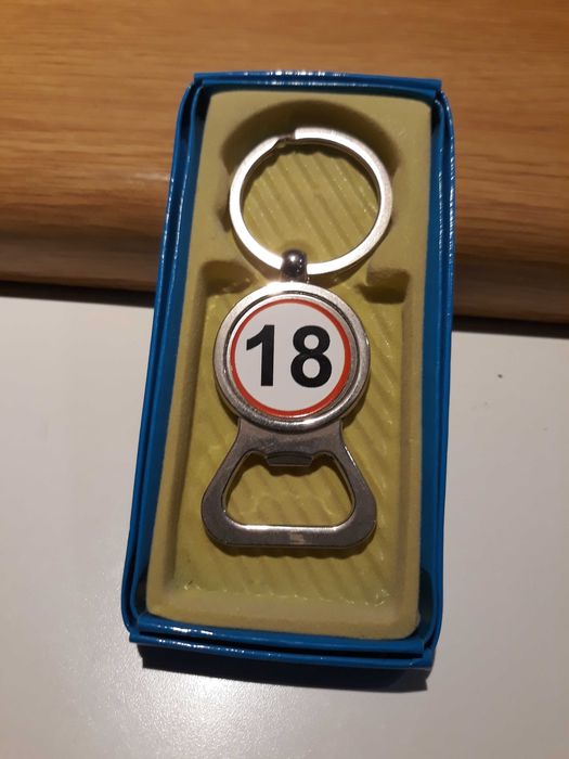 brelok okrągły otwieracz  18 urodziny