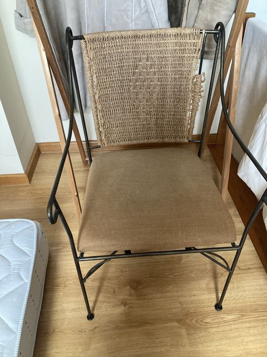 Cadeiras com estrutura em ferro, robustas!São 4 iguais!