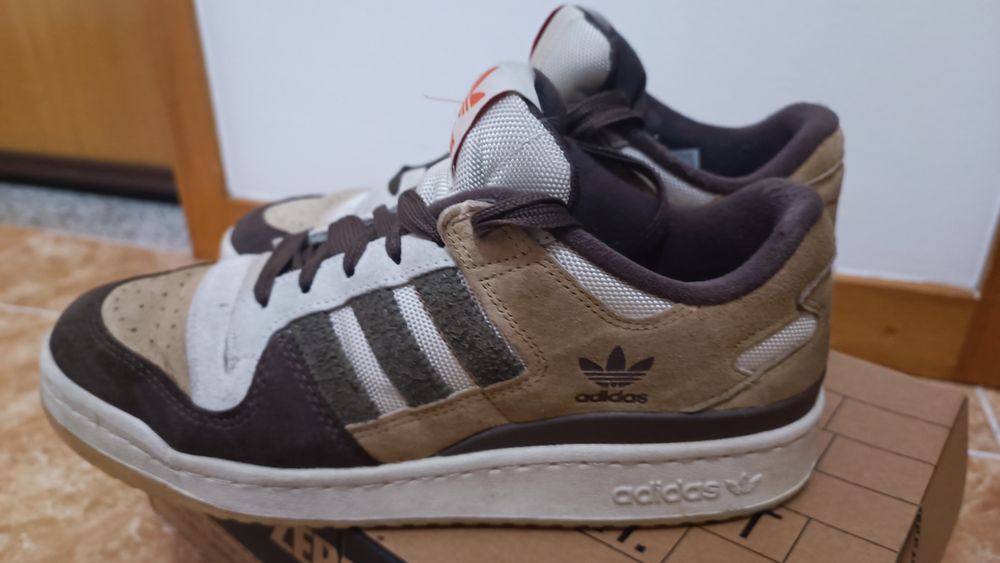 Sapatilhas Adidas castanhas