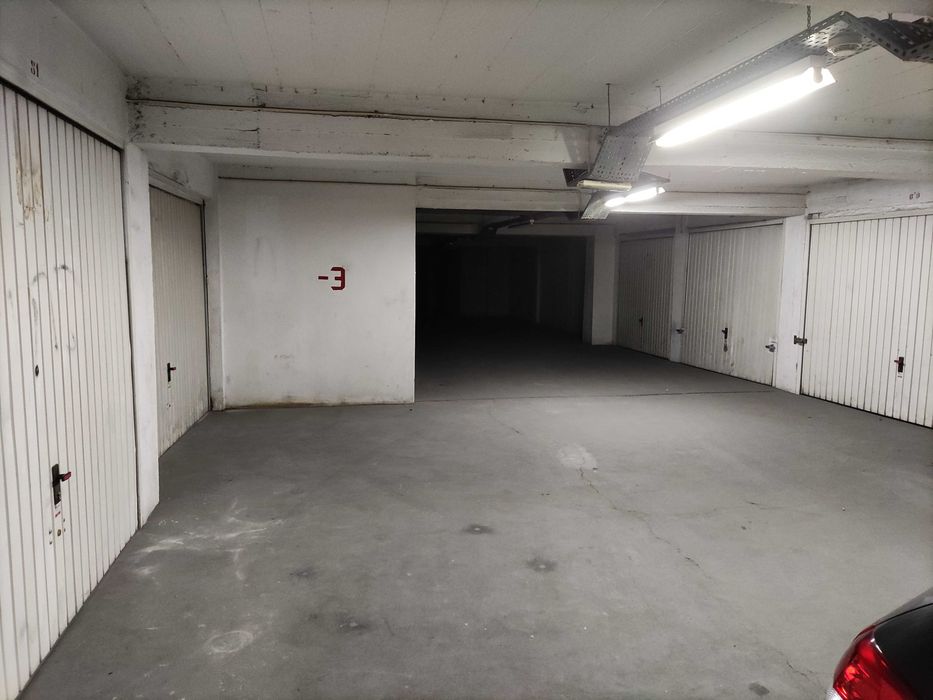 Arrendo Garagem Box Queluz 16m2 com Luz Natural e Eletricidade