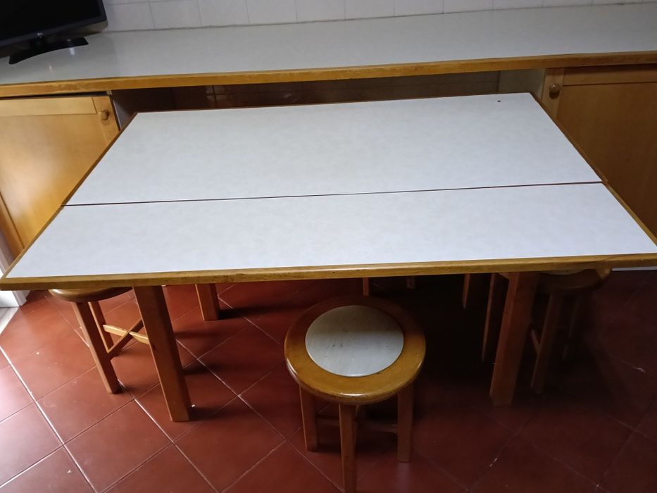 Mesa de cozinha encastrada em balcão