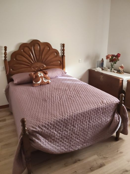 Cama de casal antiga de madeira maciça