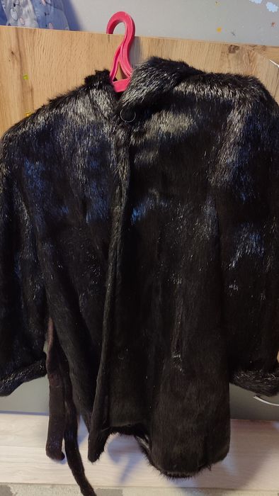 Чорна жіноча шуба