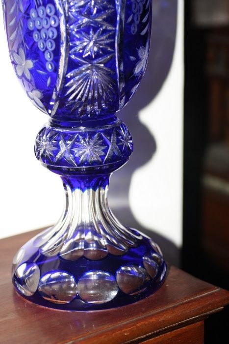 Jarrão de cristal em tons de azul e branco com uma lapidação explend