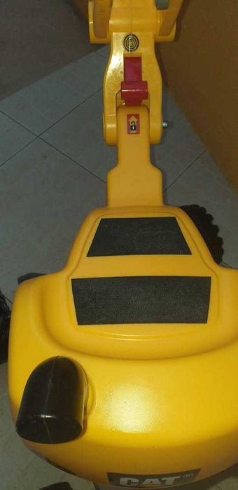 Escavadora caterpillar para criança