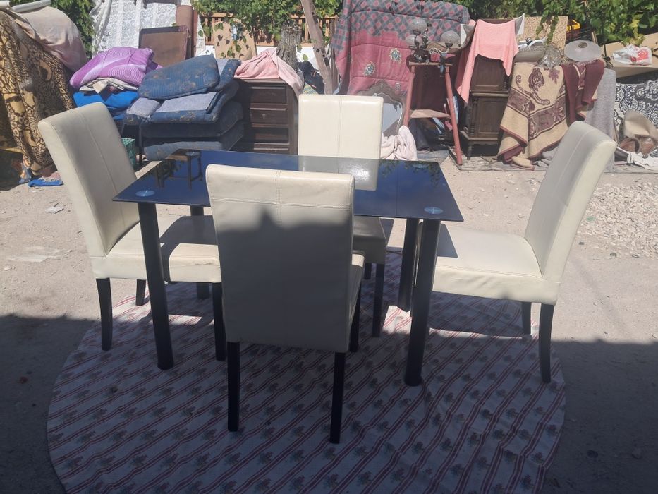 Mesa de vidro com quatro  cadeiras