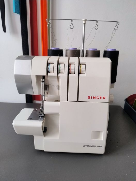 Maquina de coser - overlock - singer